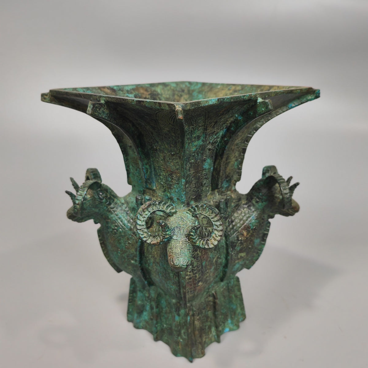 （Four Sheep Vase）Antique metal decorations, Chinese style gifts, office collections, private collections