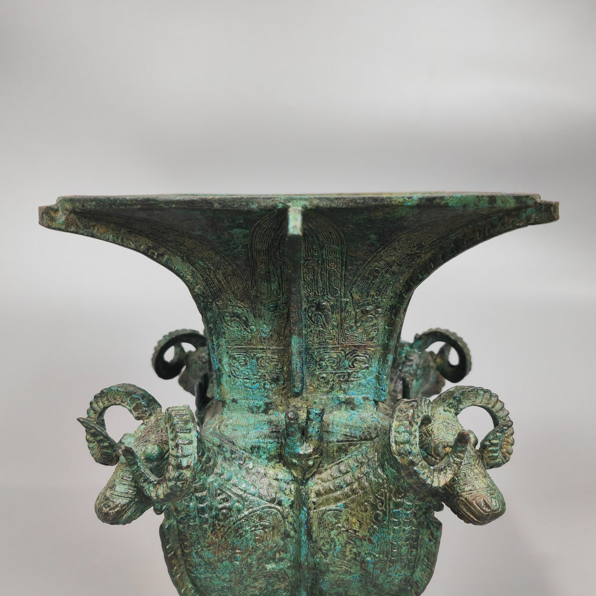 （Four Sheep Vase）Antique metal decorations, Chinese style gifts, office collections, private collections