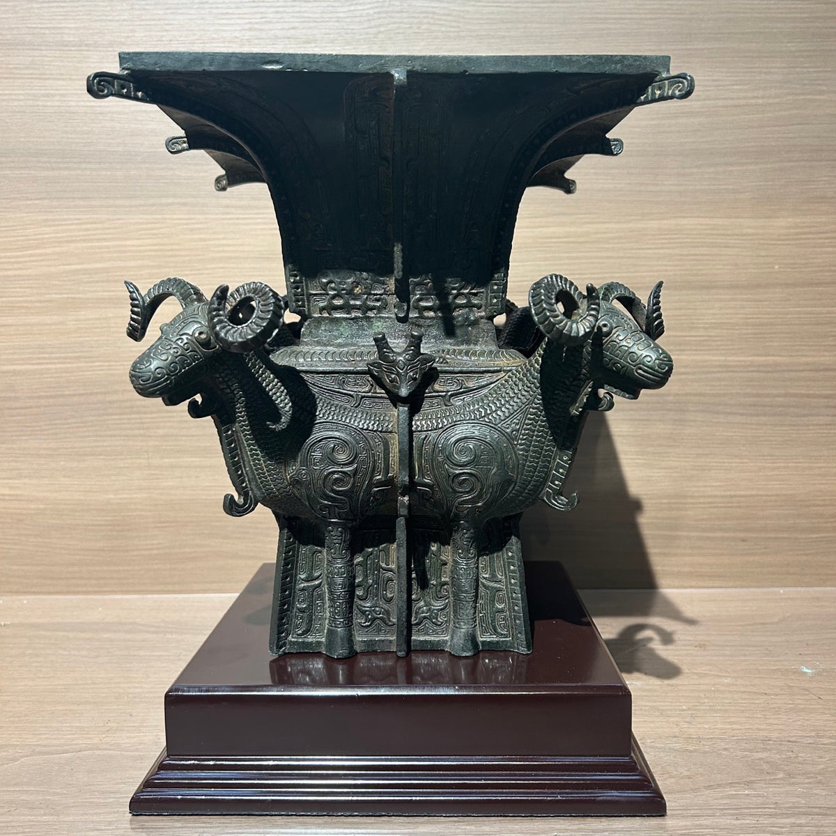（Four Sheep Vase）Antique metal decorations, Chinese style gifts, office collections, private collections