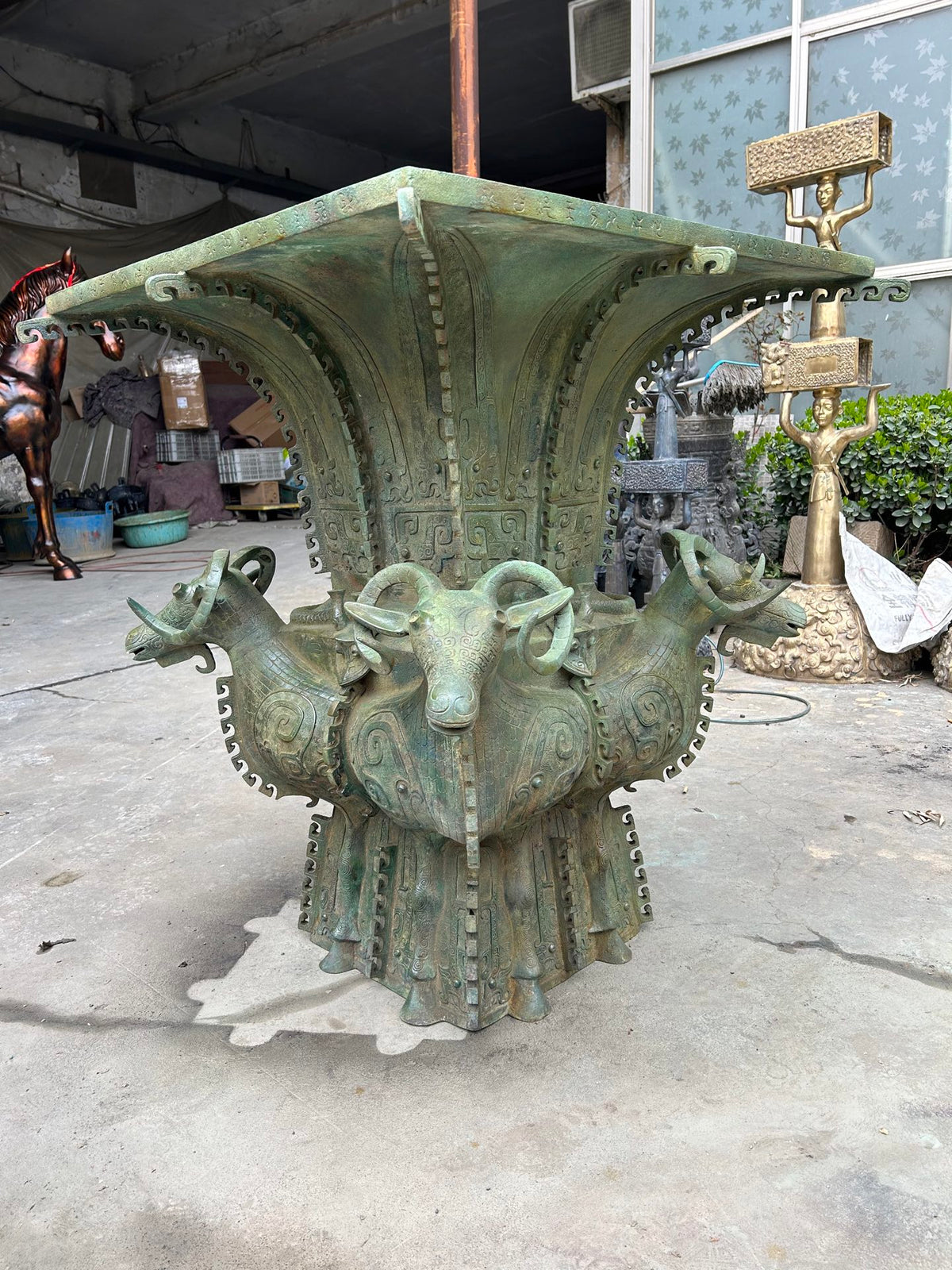 （Four Sheep Vase）Antique metal decorations, Chinese style gifts, office collections, private collections