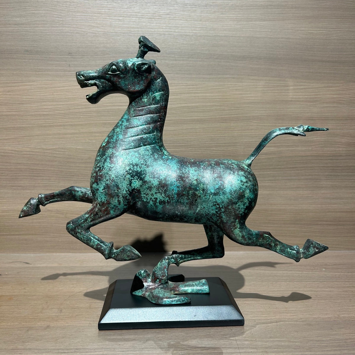 （The Horse Racing the Flying Horse）Horse statue, Eastern style decoration, animal statue, meeting room decoration item, golden horse