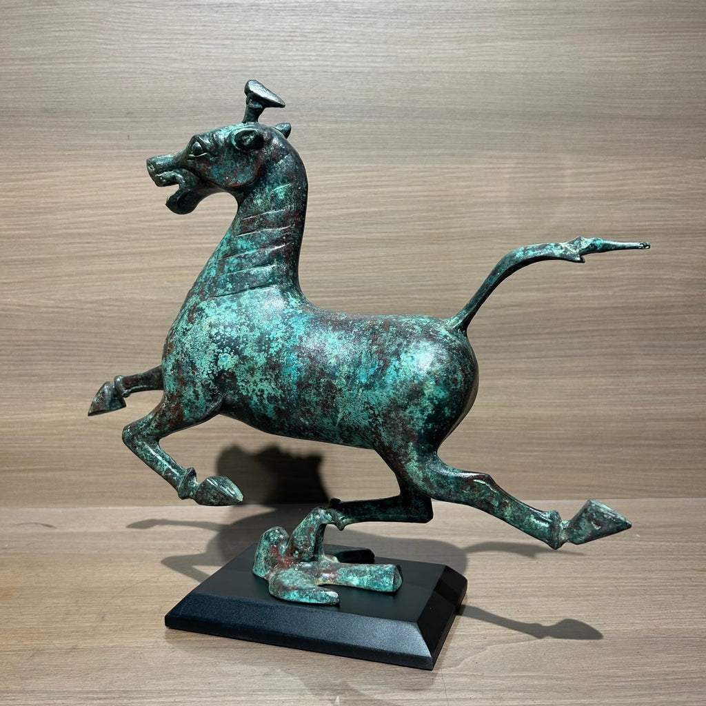 （The Horse Racing the Flying Horse）Horse statue, Eastern style decoration, animal statue, meeting room decoration item, golden horse