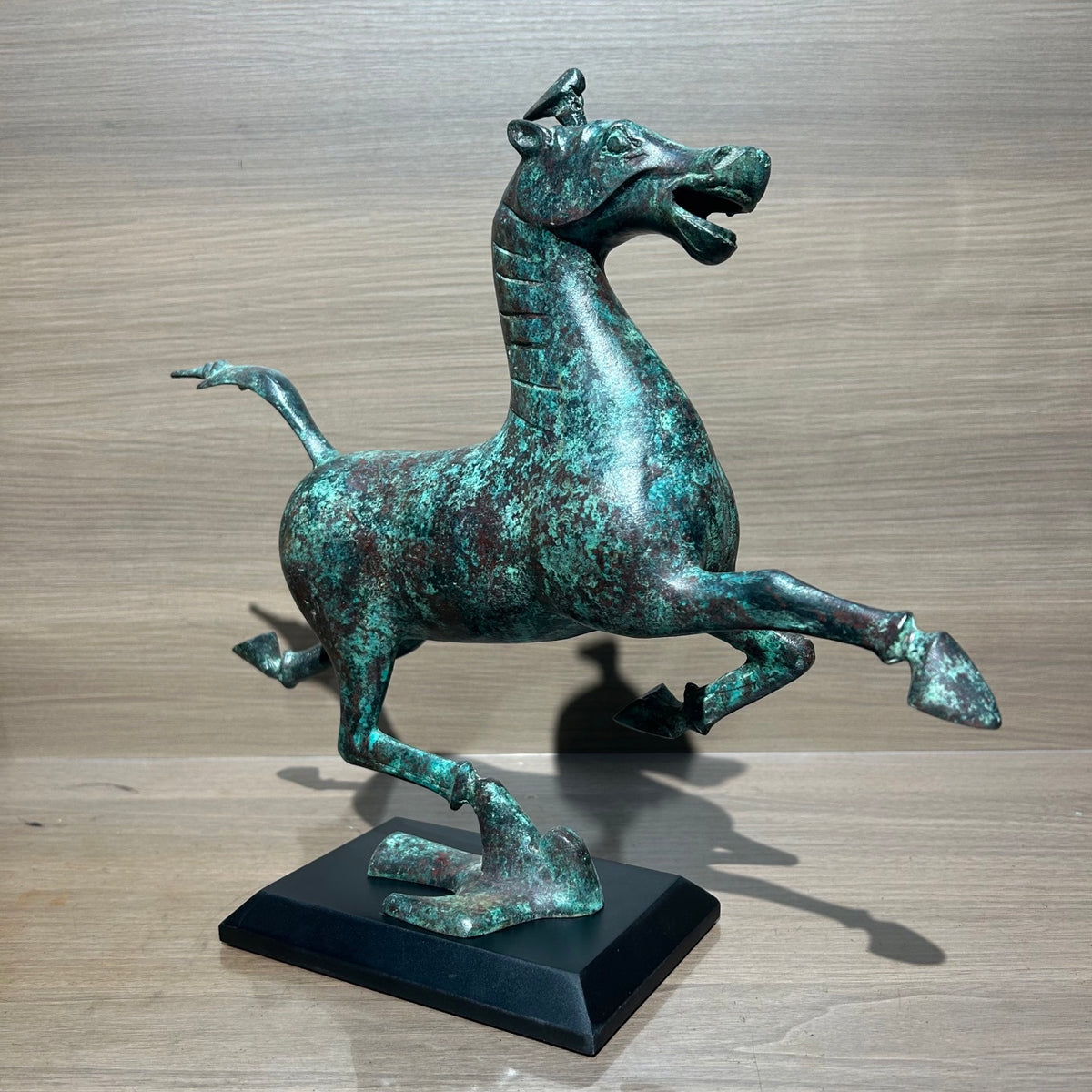 （The Horse Racing the Flying Horse）Horse statue, Eastern style decoration, animal statue, meeting room decoration item, golden horse