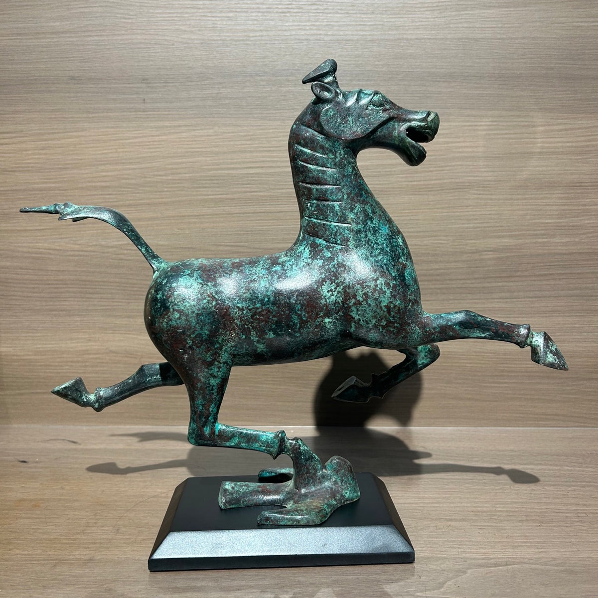 （The Horse Racing the Flying Horse）Horse statue, Eastern style decoration, animal statue, meeting room decoration item, golden horse