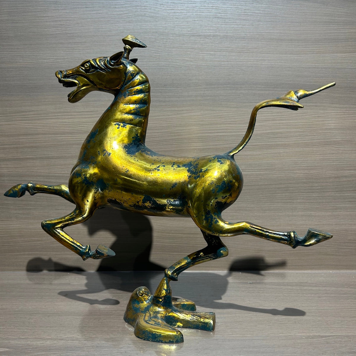 （The Horse Racing the Flying Horse）Horse statue, Eastern style decoration, animal statue, meeting room decoration item, golden horse