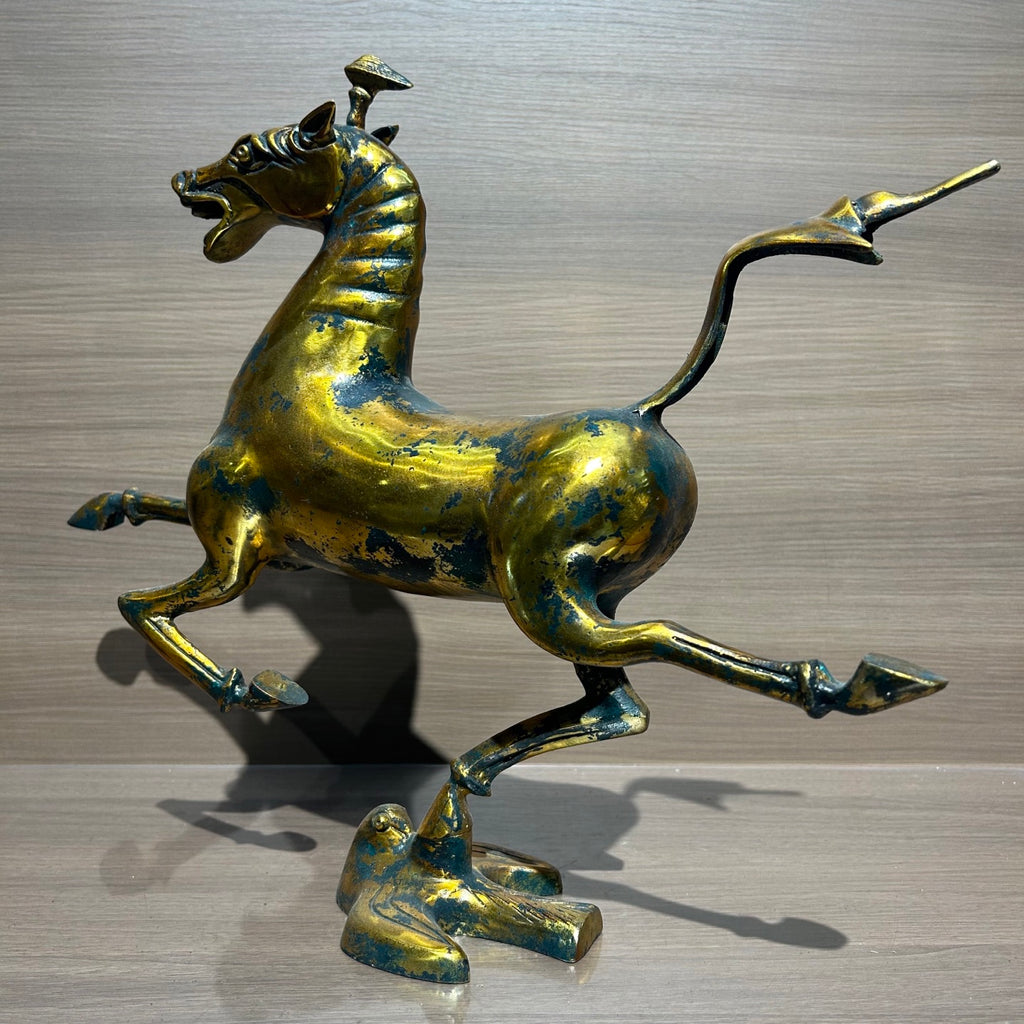 （The Horse Racing the Flying Horse）Horse statue, Eastern style decoration, animal statue, meeting room decoration item, golden horse