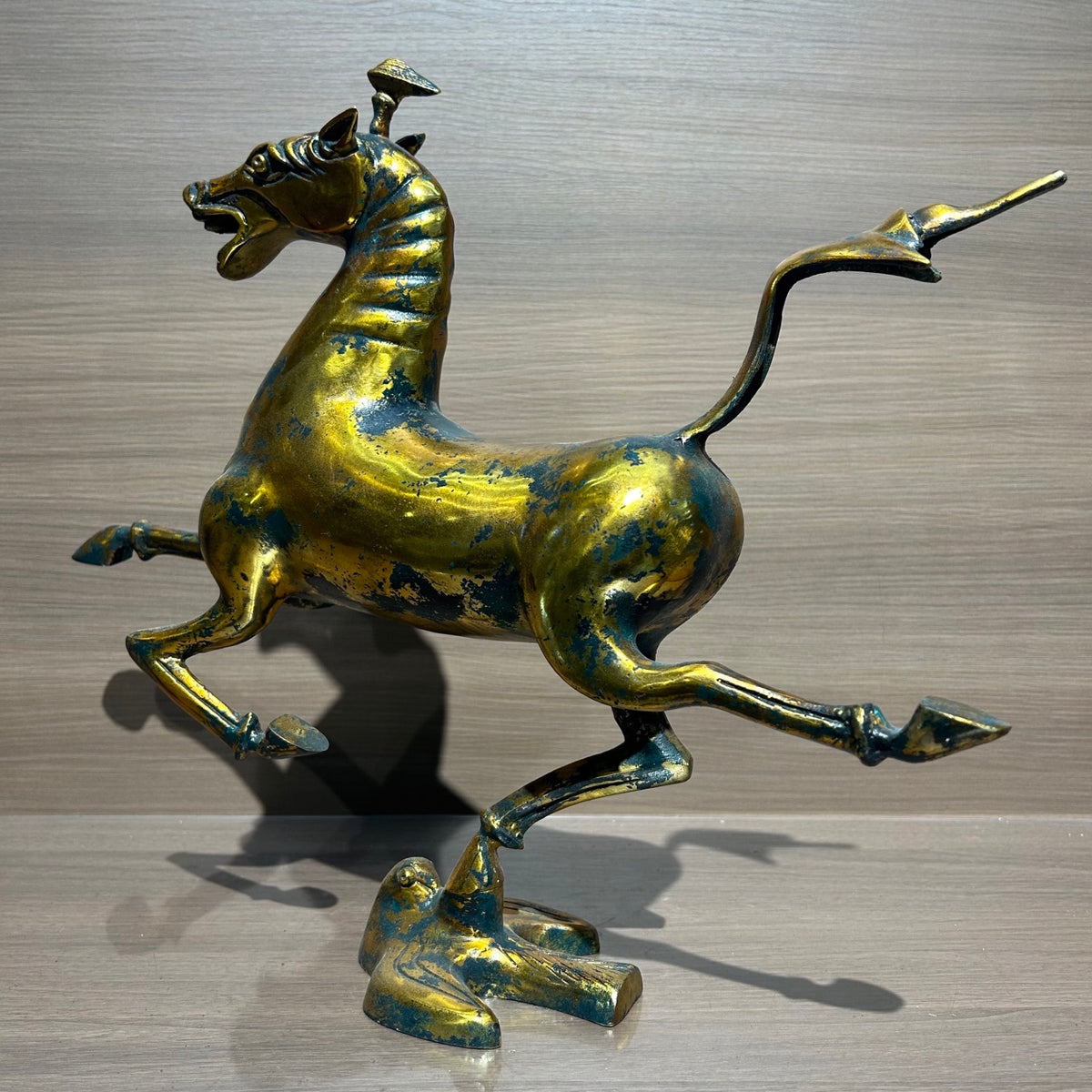 （The Horse Racing the Flying Horse）Horse statue, Eastern style decoration, animal statue, meeting room decoration item, golden horse