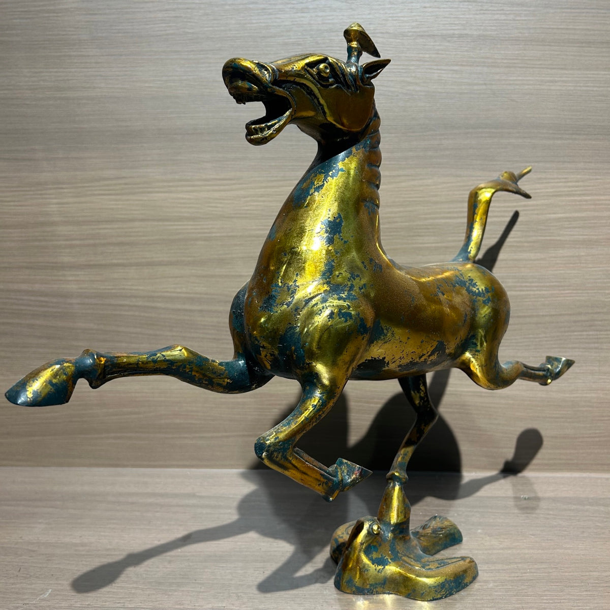 （The Horse Racing the Flying Horse）Horse statue, Eastern style decoration, animal statue, meeting room decoration item, golden horse