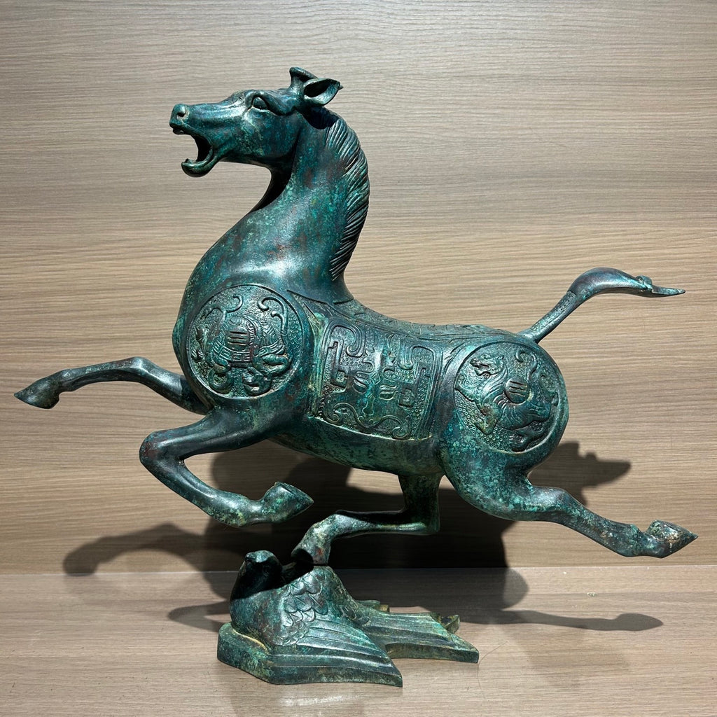 （The Horse Racing the Flying Horse）Horse statue, Eastern style decoration, animal statue, meeting room decoration item, golden horse