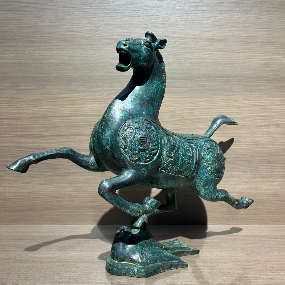 （The Horse Racing the Flying Horse）Horse statue, Eastern style decoration, animal statue, meeting room decoration item, golden horse