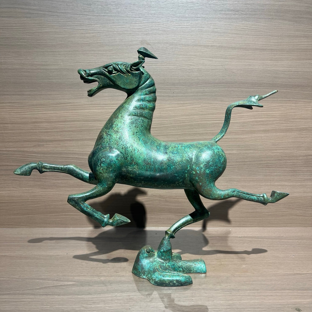 （The Horse Racing the Flying Horse）Horse statue, Eastern style decoration, animal statue, meeting room decoration item, golden horse