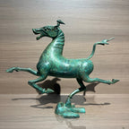 （The Horse Racing the Flying Horse）Horse statue, Eastern style decoration, animal statue, meeting room decoration item, golden horse