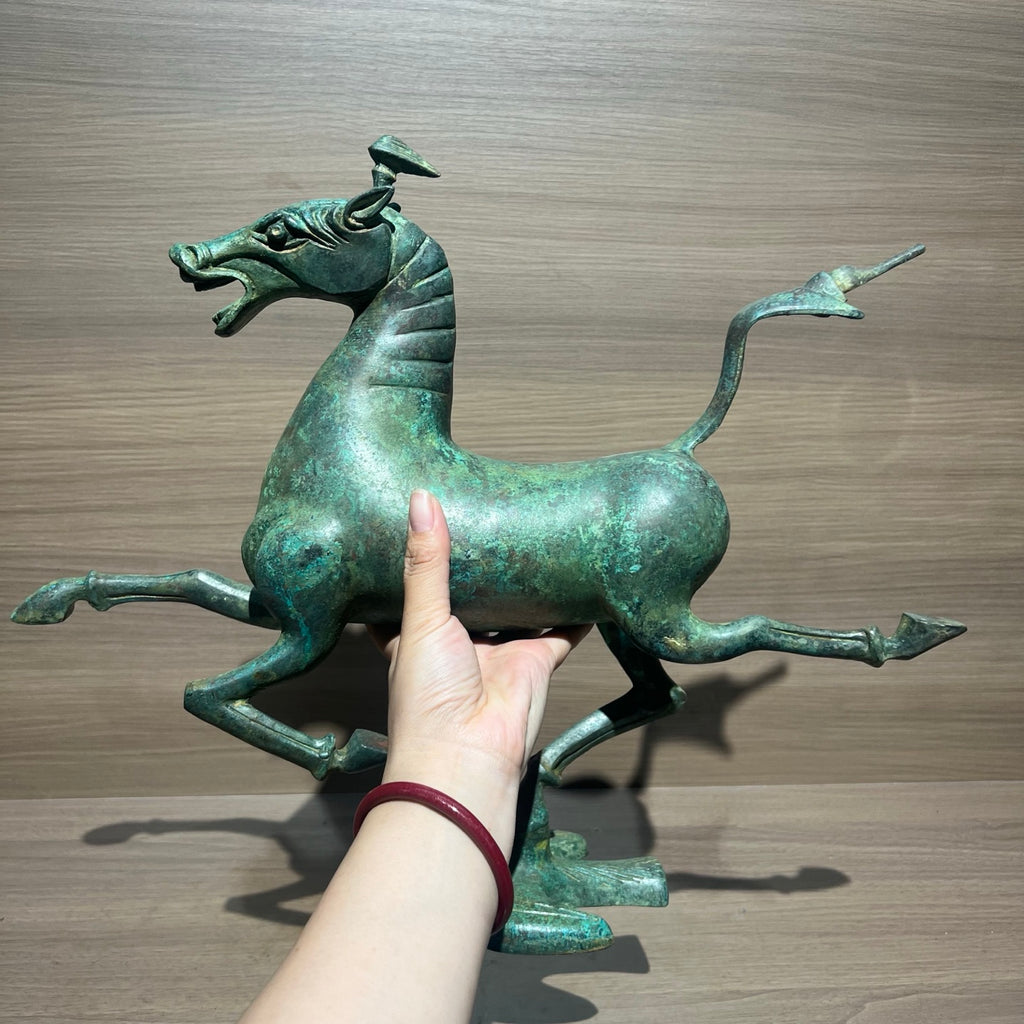 （The Horse Racing the Flying Horse）Horse statue, Eastern style decoration, animal statue, meeting room decoration item, golden horse