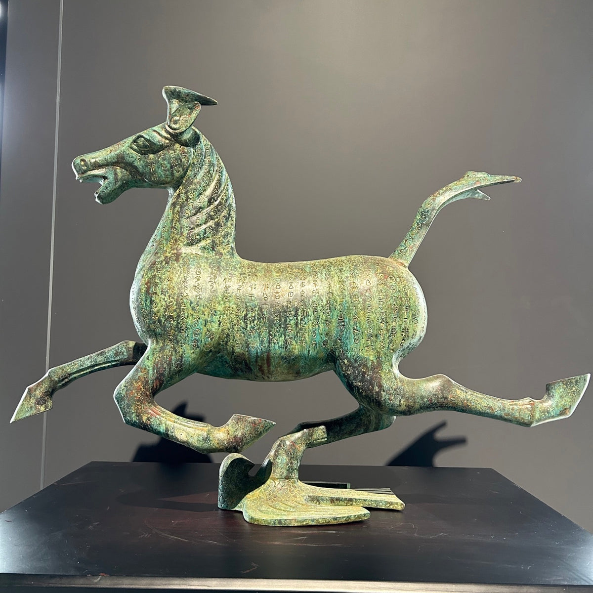 （The Horse Racing the Flying Horse）Horse statue, Eastern style decoration, animal statue, meeting room decoration item, golden horse