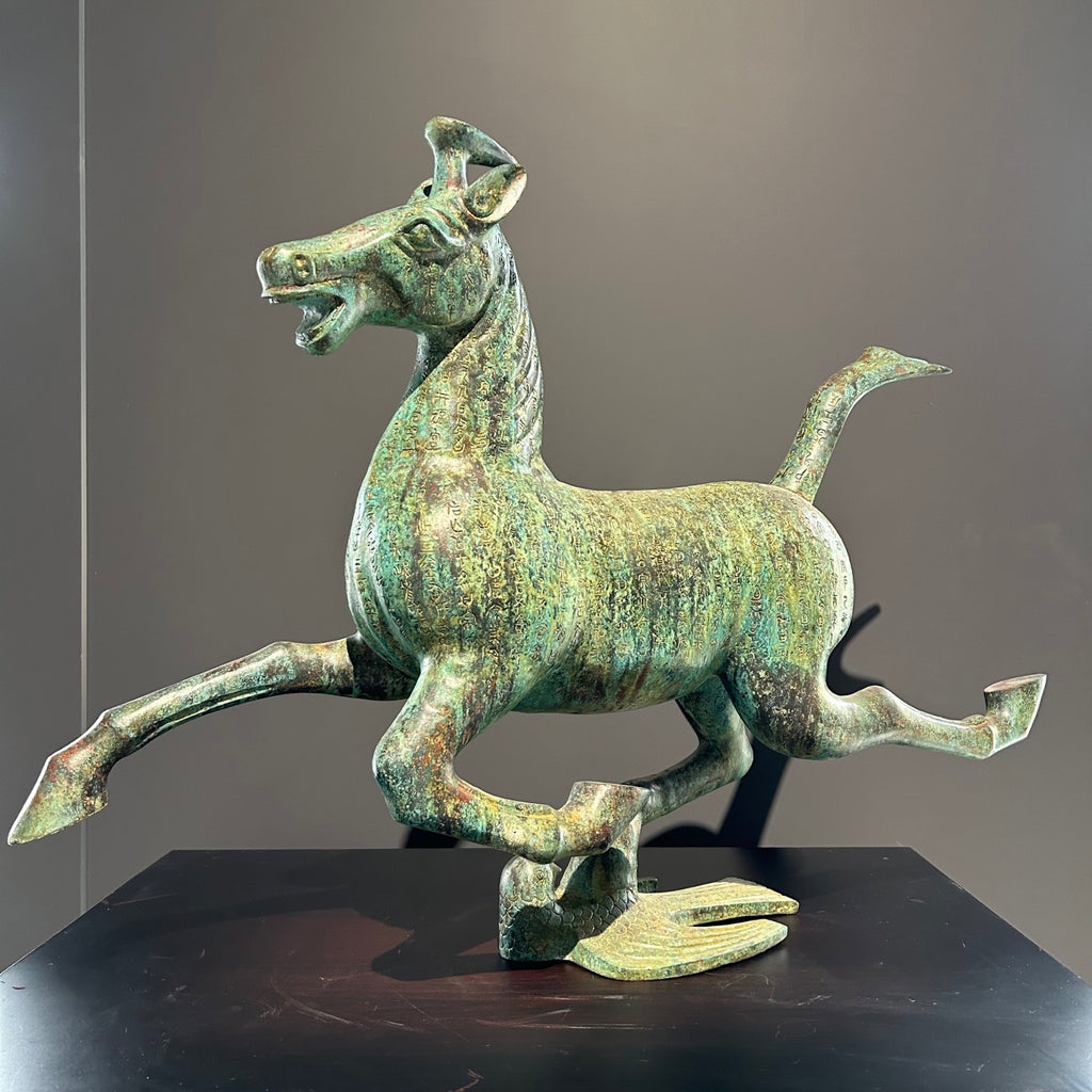（The Horse Racing the Flying Horse）Horse statue, Eastern style decoration, animal statue, meeting room decoration item, golden horse