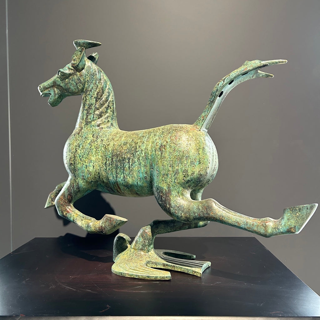 （The Horse Racing the Flying Horse）Horse statue, Eastern style decoration, animal statue, meeting room decoration item, golden horse