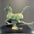 （The Horse Racing the Flying Horse）Horse statue, Eastern style decoration, animal statue, meeting room decoration item, golden horse