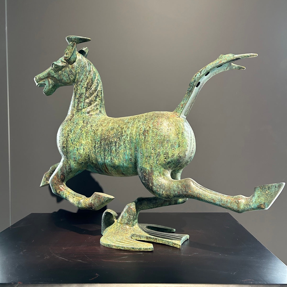 （The Horse Racing the Flying Horse）Horse statue, Eastern style decoration, animal statue, meeting room decoration item, golden horse