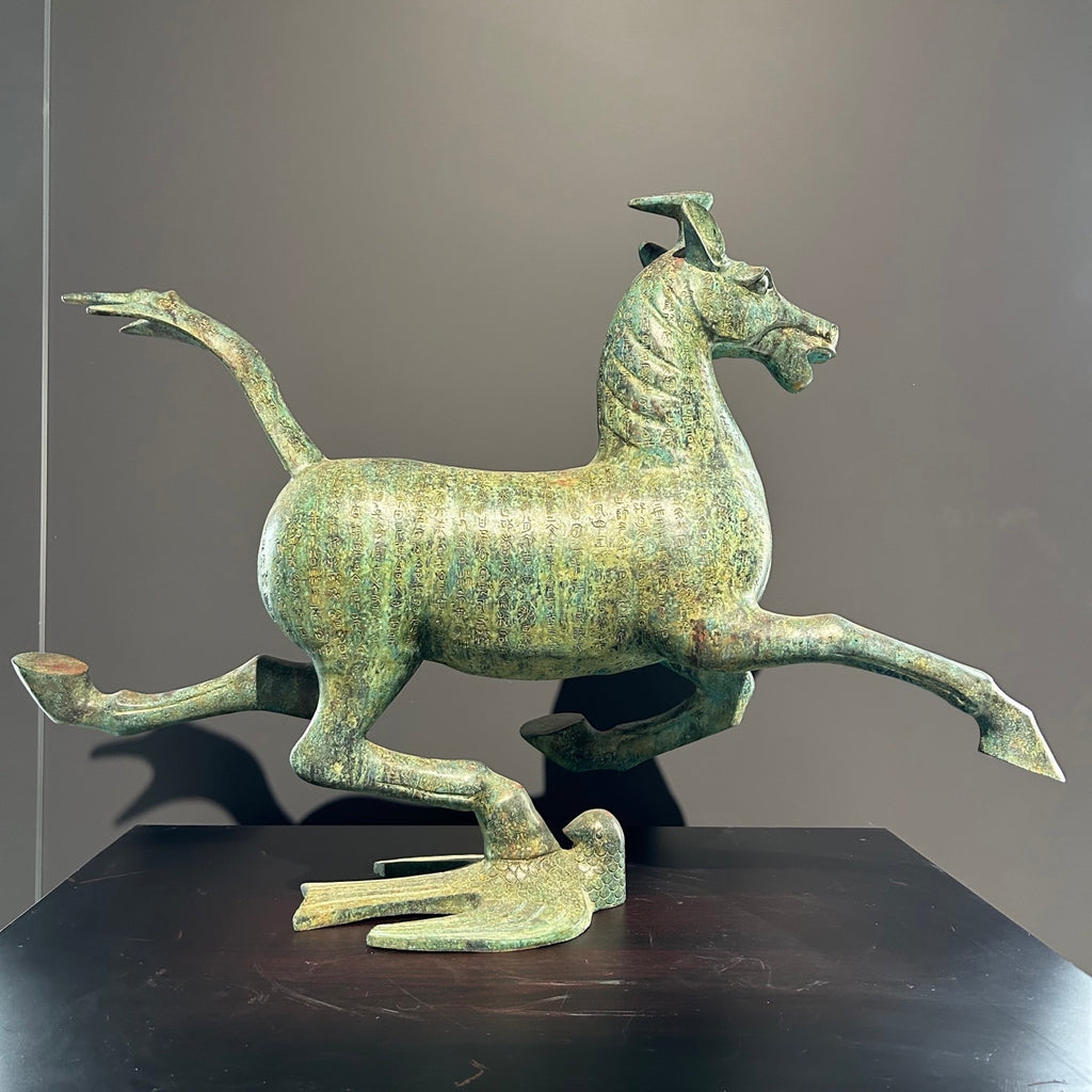（The Horse Racing the Flying Horse）Horse statue, Eastern style decoration, animal statue, meeting room decoration item, golden horse