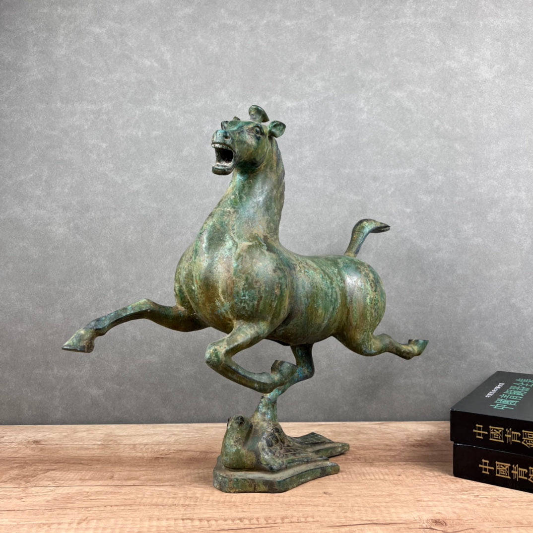 （The Horse Racing the Flying Horse）Horse statue, Eastern style decoration, animal statue, meeting room decoration item, golden horse