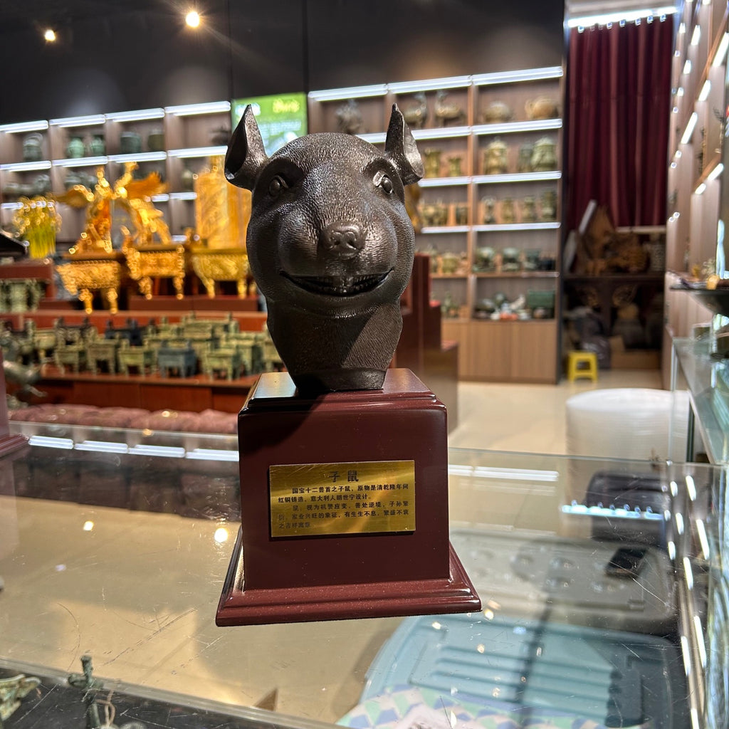 The twelve animal head replicas of the Summer Palace - a kind of gift collection item - are metal animal statues.