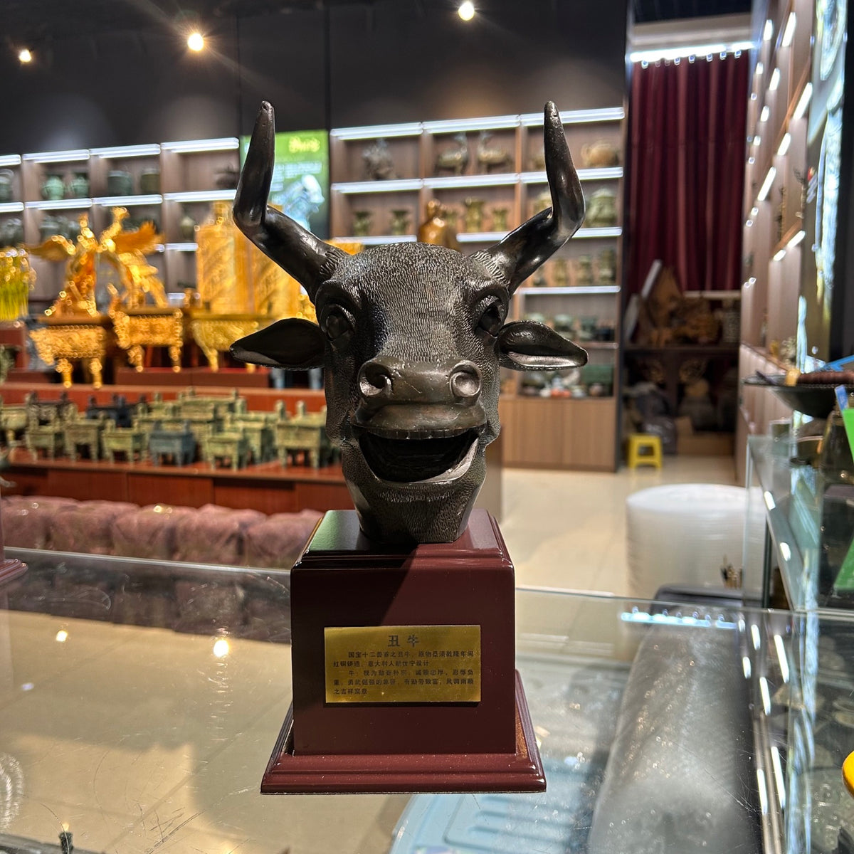 The twelve animal head replicas of the Summer Palace - a kind of gift collection item - are metal animal statues.