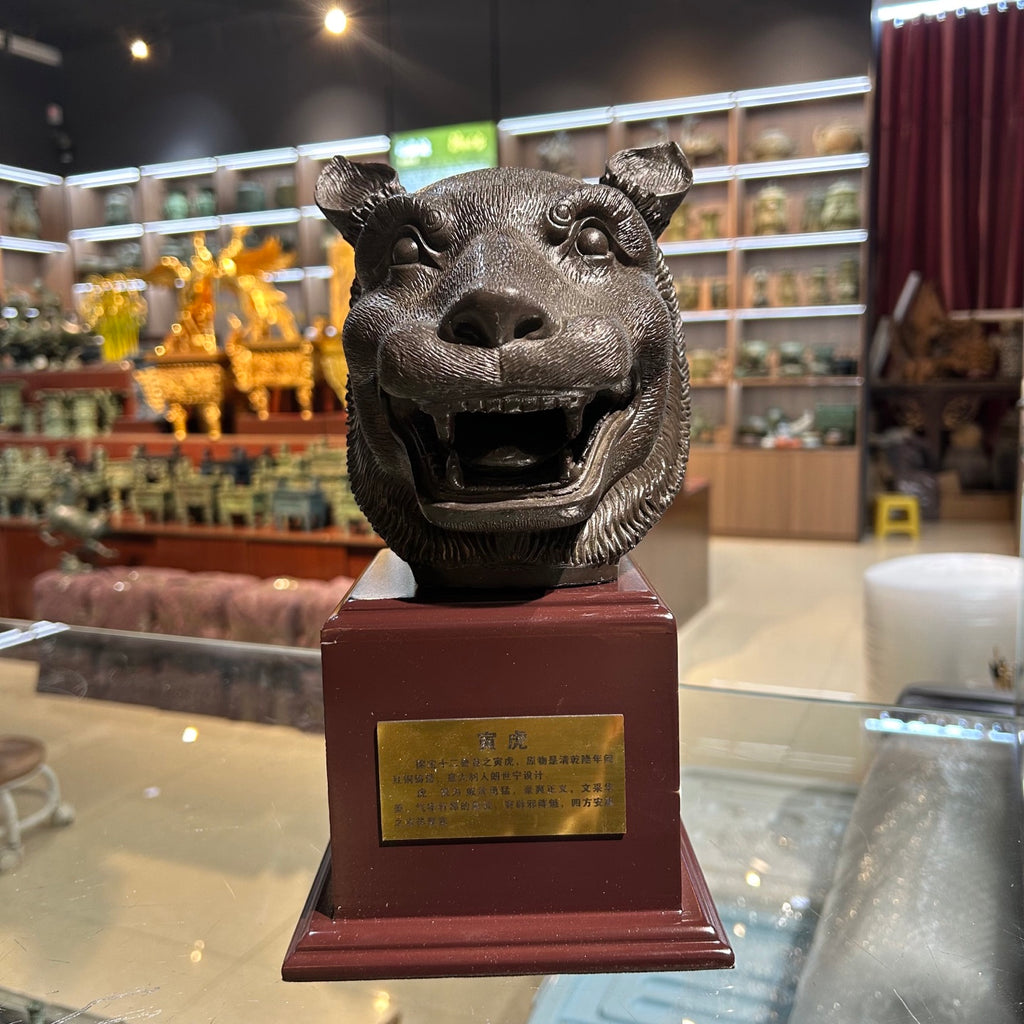 The twelve animal head replicas of the Summer Palace - a kind of gift collection item - are metal animal statues.