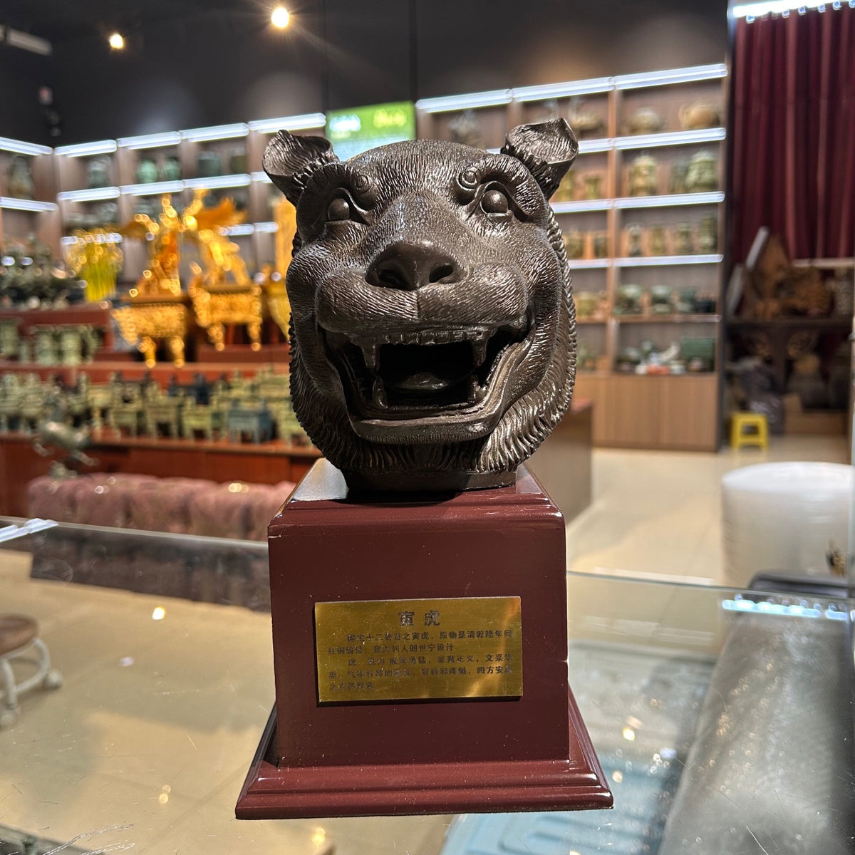 The twelve animal head replicas of the Summer Palace - a kind of gift collection item - are metal animal statues.
