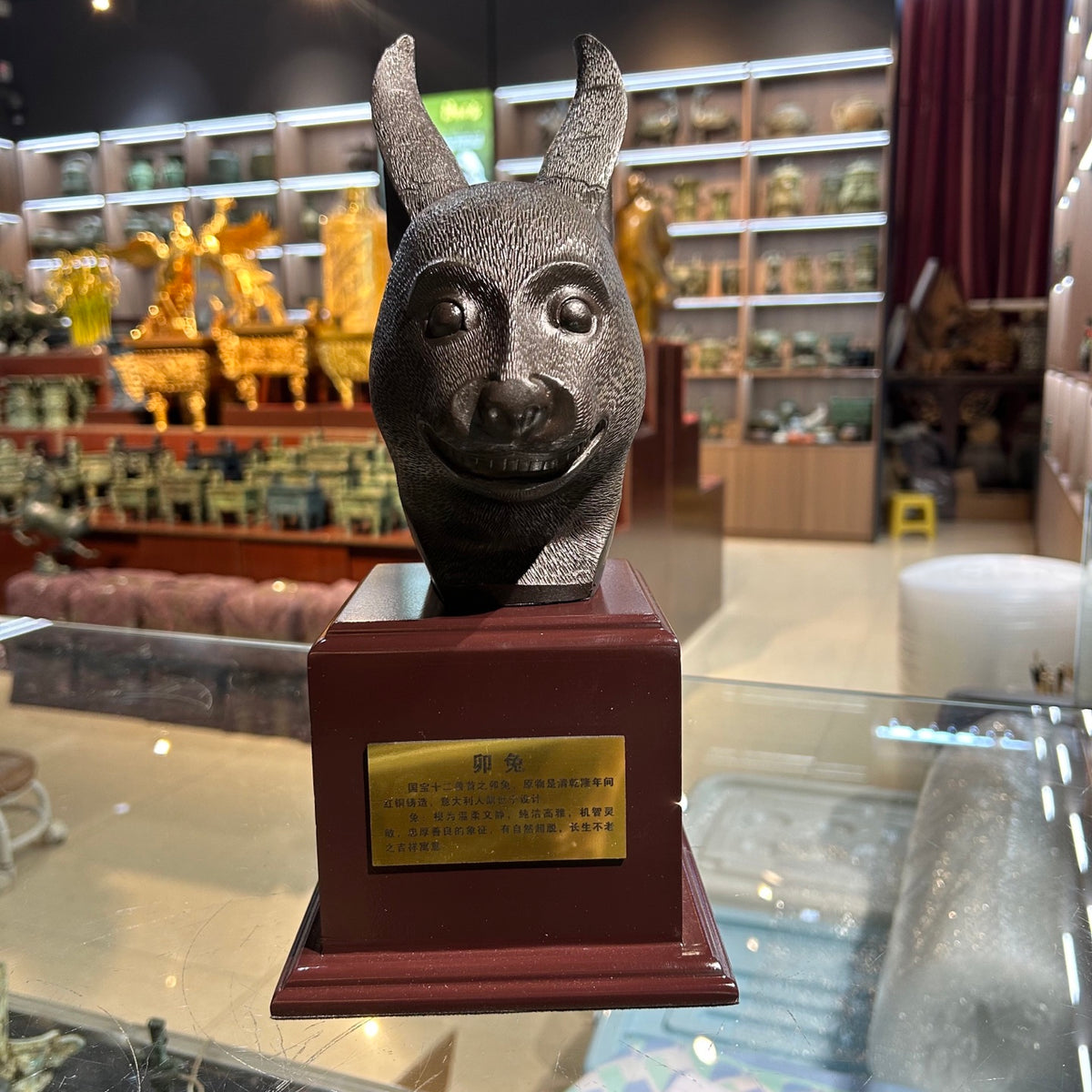 The twelve animal head replicas of the Summer Palace - a kind of gift collection item - are metal animal statues.