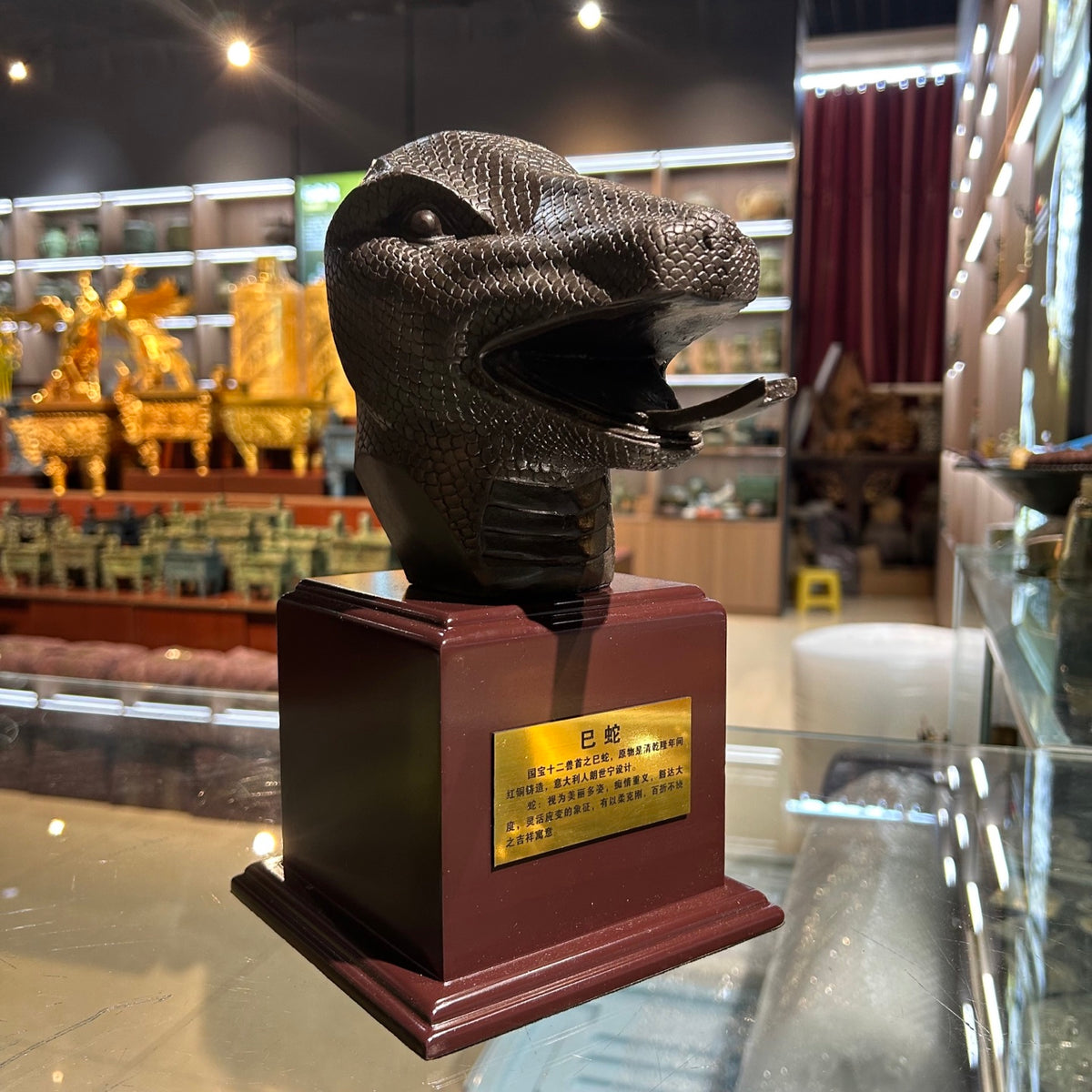 The twelve animal head replicas of the Summer Palace - a kind of gift collection item - are metal animal statues.