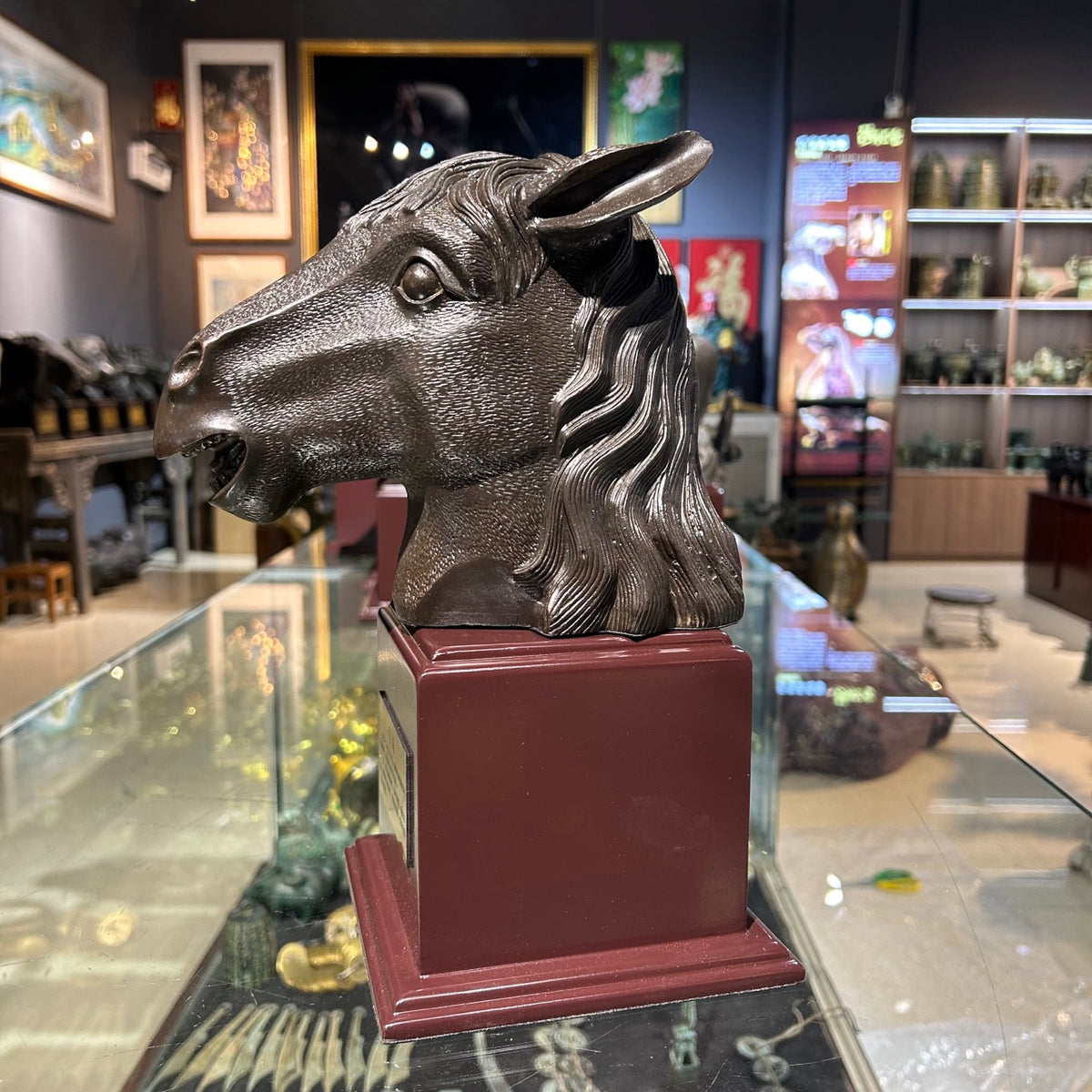 The twelve animal head replicas of the Summer Palace - a kind of gift collection item - are metal animal statues.