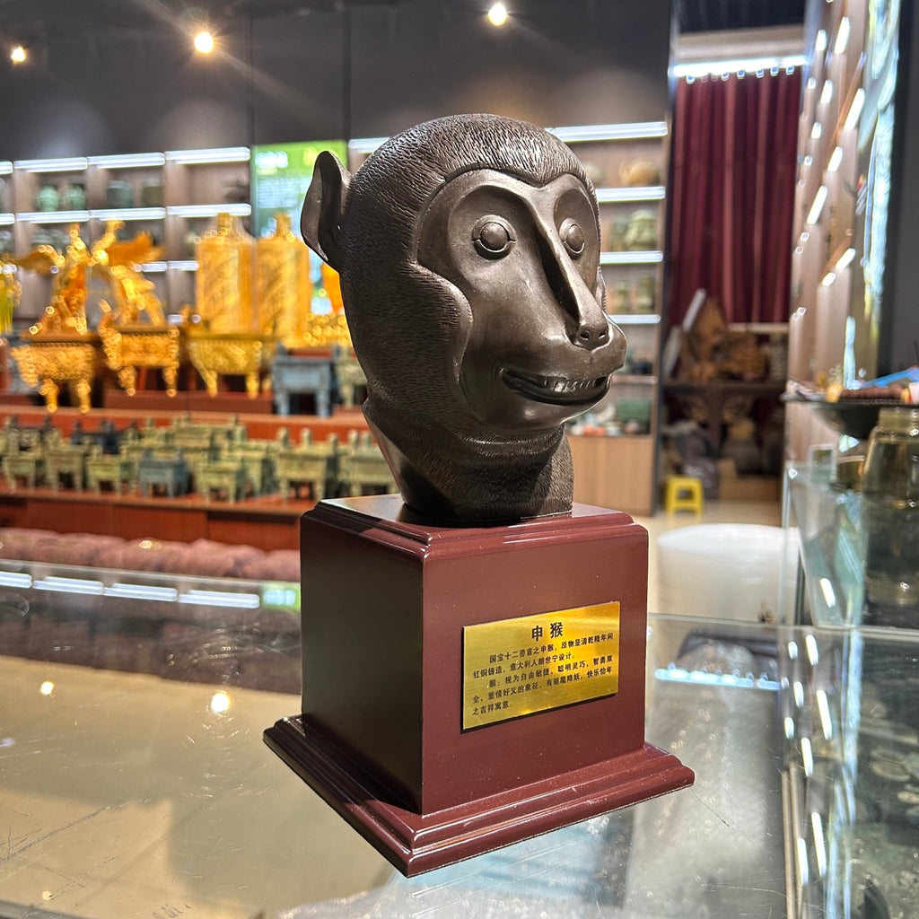 The twelve animal head replicas of the Summer Palace - a kind of gift collection item - are metal animal statues.