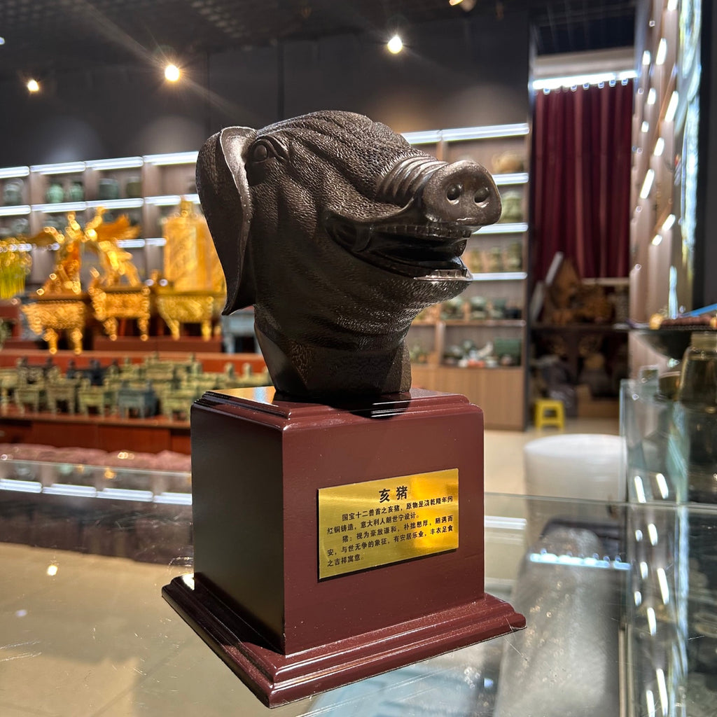 The twelve animal head replicas of the Summer Palace - a kind of gift collection item - are metal animal statues.