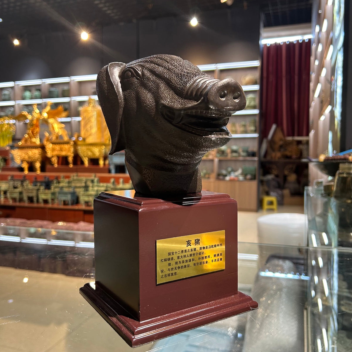 The twelve animal head replicas of the Summer Palace - a kind of gift collection item - are metal animal statues.