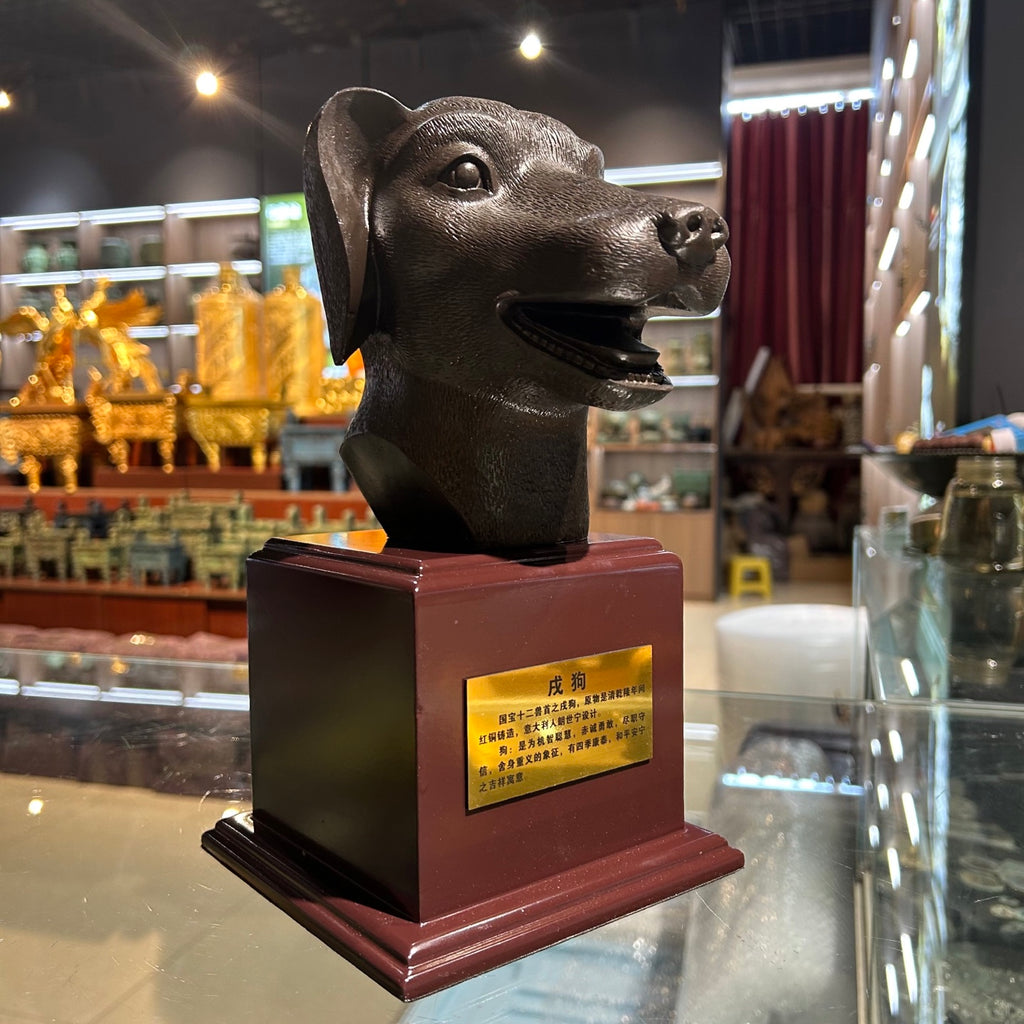 The twelve animal head replicas of the Summer Palace - a kind of gift collection item - are metal animal statues.