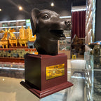 The twelve animal head replicas of the Summer Palace - a kind of gift collection item - are metal animal statues.