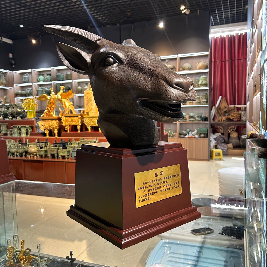 The twelve animal head replicas of the Summer Palace - a kind of gift collection item - are metal animal statues.